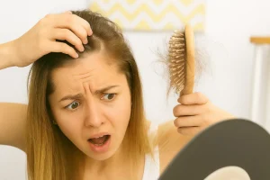 أسباب تساقط الشعر من الجذور وعلاجه الفعّال